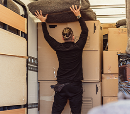 Employé chargeant un camion de cartons