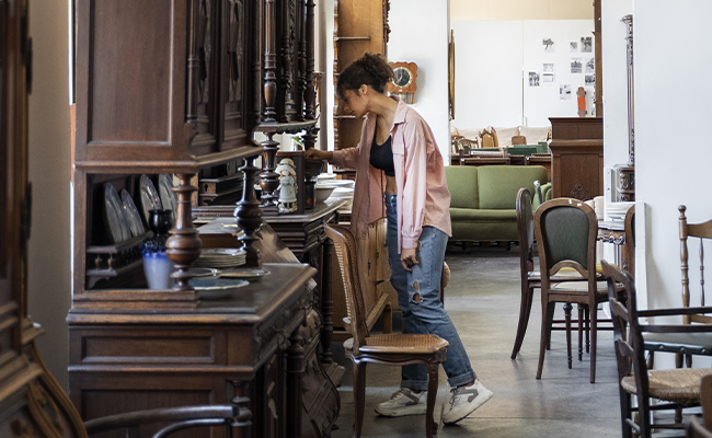 Personne regardant un meuble ancien en bois
